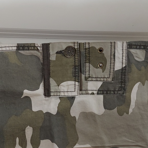 Fashion Bug size 6 camo pants cropped - Picture 2 of 9